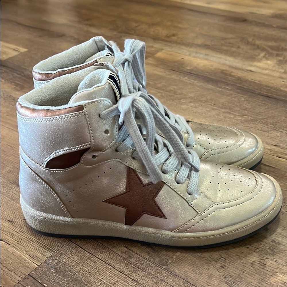 SHUSHOP HIGH TOP SNEAKERS GOLD